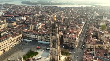 Altın Bakire Meryem heykelinin hava detayı tramvay rayları ve nehir silueti olan Pey Berland Kulesi