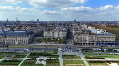 Bordeaux Place de la Bourse 'un insansız hava aracı videosu. Tarihi taş binalar. Geniş kare ve tramvay trafiği.