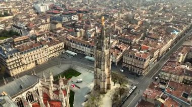 Parlak güneşli bir günde Saint Michel Bazilikası 'nın ve Bordeaux' daki yüksek kulenin insansız hava aracı yörüngesi görüntüleri.