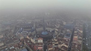 Bordeaux 'nun dairesel pazar çatısı ve caddelerinin insansız hava aracı görüntüsü kalın bir sis tabakasına dönüşüyor.