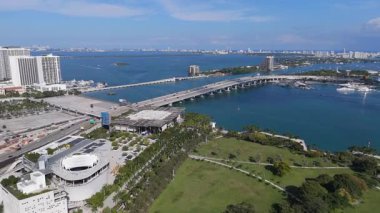 Şehir merkezinde modern gökdelenler ve etkin inşaat alanlarıyla şehir gelişimini ve şehir gelişimini gösteren gündüz çekilen 360 derecelik hava manzarası.