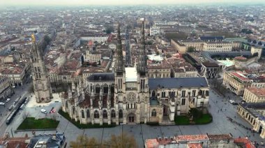 Bordeaux Saint-Andre Katedrali ve Pey Berland Kulesi 'nin insansız hava araçları yoğun meydanı gösteriyor.