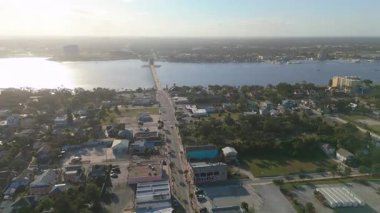 Daytona Sahili 'nin hava aracı görüntüsü nehir köprüsünün yerleşim alanları ve açık gökyüzünün altındaki iç su yolları.