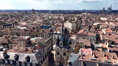 Bordeaux 'daki tarihi Porte Cailhau' nun taştan binalarla çevrili havadan çekilmiş görüntüleri.