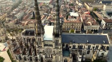 Saint-Andre Katedrali 'nin Gotik kulelerinin yanında sıcak bir akşam ışığında Bordeaux çatılarının üzerinde insansız hava aracı vuruldu.