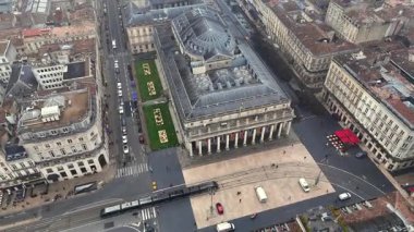 Bordeaux Grand Tiyatrosu 'nun tramvay trafiği ve sisli nehir geçmişi olan 4K hava görüntüsü.