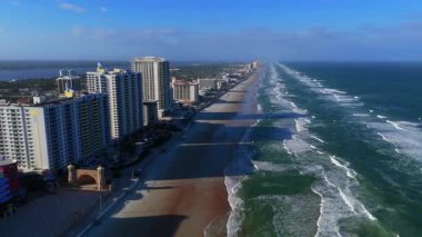 Açık güneşli bir günde, kumlu sahil şeridi ufuk çizgisi ve Atlantik Okyanusu dalgalarıyla Daytona Sahili 'nin drone görüntüsü