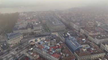 Sisli bir günde Bordeaux Grand Tiyatrosu 'nun tramvaylı ve Stone Köprüsü' nün insansız hava aracı çekimi.