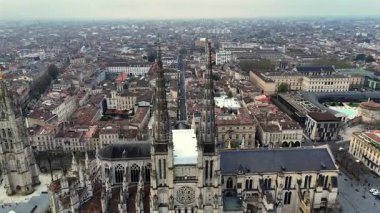 Sinema insansız hava aracı Pey Berland kuleleri arasında dar bir sokağa ve puslu ufuk çizgisine uçar.