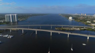 Daytona Sahili Florida yakınlarındaki geniş nehrin hava aracı görüntüsü. Paralel köprüler, sahil binaları ve sakin bir günde kentsel kıyı şeridi.