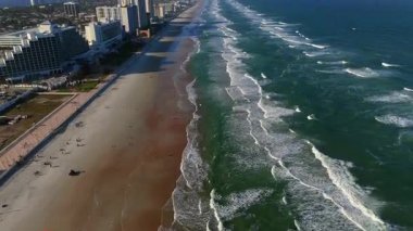 Açık güneşli bir günde, Atlantik Okyanusu dalgaları ve kıyı şehri ufkuyla Daytona Sahili 'nin Florida kıyı şeridini gösteren hava manzarası.