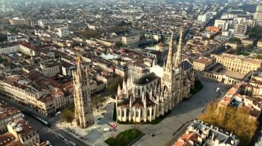 Bordeaux Saint-Andre Katedrali ve Pey Berland Kulesi 'nin insansız hava aracı yörüngesi
