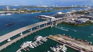 Köprü limanı ve aktif tekne trafiği olan Miami şehir merkezi rıhtımı.