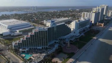 Florida sahilindeki kumlu oteller ve Atlantik dalgaları ile Daytona sahilinin insansız hava aracı görüntüsü