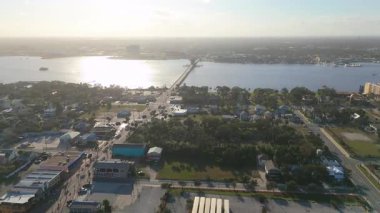 Güneşli bir günde, Daytona Beach Florida üzerinde ana karayolu köprüsü ve Halifax Nehri üzerinde hava aracı görüntüsü.