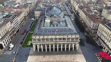 Bordeaux Fransa 'daki Neoklasik Büyük Tiyatro binası ve kafelerin yukarıdan çekimleri.