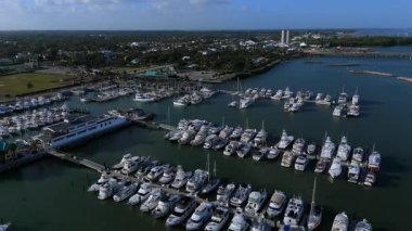 Güneşli bir günde, yat, deniz ve kıyı kasabasının liman manzaralı insansız hava aracı.