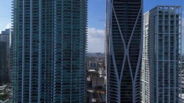 Miami yüksek apartman kulelerinin hava aracı görüntüsü modern konut mimarisini ve kentsel konutları gün ışığında gösteriyor.