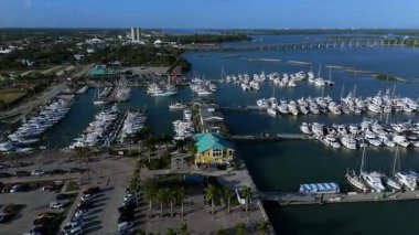 Fort Pierce Florida 'daki yat palmiye ağaçları, deniz kenarındaki binalar ve sakin mavi su kullanımının insansız hava aracı görüntüleri.