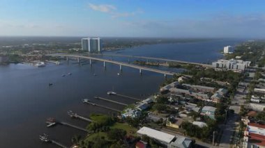 Güneşli bir günde Daytona Sahili 'nin yakınlarındaki nehir manzaralı köprü tekneleri marina kıyı evleri ve sakin sular.