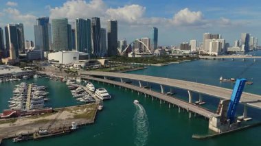 Miami şehir merkezinin deniz manzaralı hava aracı. Yat köprüsü ve gökdelenler gündüz gözüyle görülüyor.