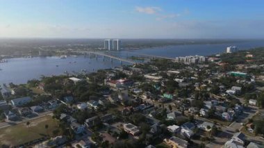 Güneşli bir günde Daytona Beach Florida üzerinde nehir kıyısı köprüsü ve banliyö manzaralı hava aracı manzarası