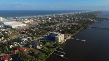 Açık güneşli bir günde Daytona Sahili yakınlarındaki sahil kenti mahallelerinde yerleşim evleri şehir sokakları otelleri ve Atlantik Okyanusu 'nun arka planında