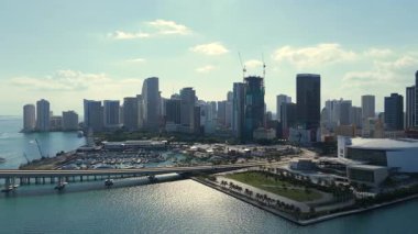 Miami şehir merkezinin insansız hava aracı görüntüsü. Köprü limanı kıyısı ve günışığında modern gökdelenler.