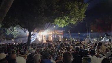 Miami Florida Ocak 12026 Yeni Yıl kutlamaları sırasında büyük bir kalabalık açık hava sahnesinde ışıklar ve şenlikli atmosferle bir araya geldi.