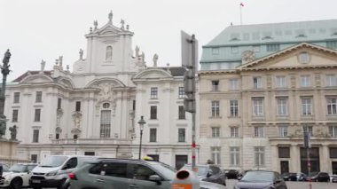20 Ocak 2025 'te Viyana Michaelerplatz' daki tarihi binaların önünden arabalar geçti