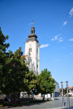 19 Mayıs 2025 'te Cakovec' teki Aziz Niklas Kilisesi kulesinin dikey görüntüsü