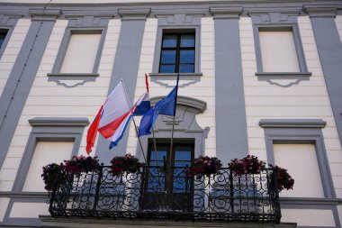 Hırvatistan 'ın Cakovec kentindeki resmi binanın balkonunda Hırvat ve Avrupa bayrakları sadece 19 Mayıs 2025' te kullanıldı