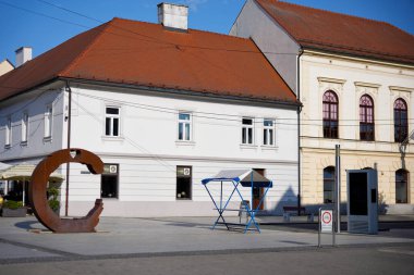 Hırvatistan 'ın başkenti Cakovec' te C harfi şeklinde modern bir metal heykel ve küçük bir oyun alanı kurulumu görülüyor. Fotoğraf 19 Mayıs 2025