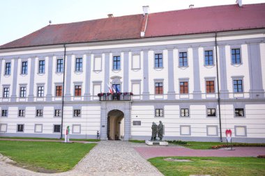 Cakovec Hırvatistan 'da sadece 19 Mayıs 2025' te bayrakları ve giriş heykelleri bulunan hükümet veya müze binası