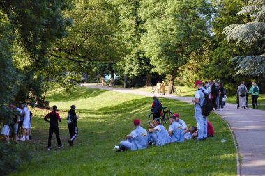 Cakovec Hırvatistan 'da mezuniyet gününde parkta çimenlerde dinlenen bir grup genç sadece 19 Mayıs 2025 editoryal kullanımı