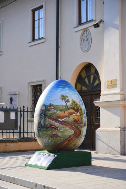 Cakovec Hırvatistan 'da 2025 ilkbaharında sokakta renkli dekoratif yumurta