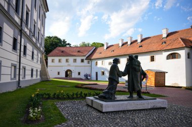 Hırvatistan 'ın Cakovec kentindeki kırmızı çatılı kale avlusunda heykel