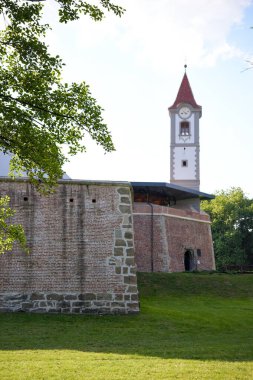 Cakovec Hırvatistan 'daki eski duvarın arkasındaki kilise kulesinin dikey fotoğrafı