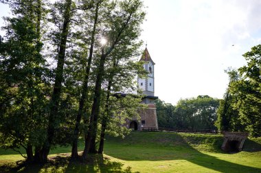 Hırvatistan 'ın Cakovec kentindeki yüksek ağaçların arkasındaki kale kulesi. Fotoğraf 19 Mayıs 2025.