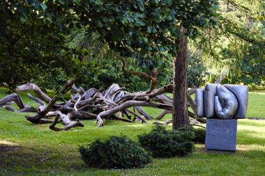 Yeşil Park Çakovec 'inde modern soyut sanat nesneleri