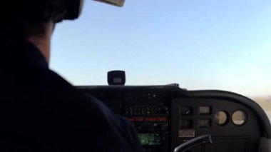 Havaalanı pistindeki uçaklarla taksicilik yaparken küçük bir uçak kokpitinden görüntüle