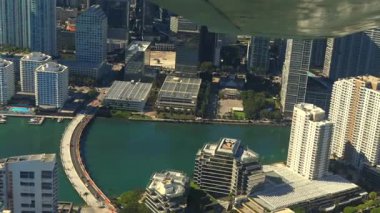 Tropikal şehrin havadan görünüşü uçuştaki özel uçaktan yükselen yüksek binalarla gökyüzü.