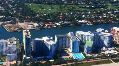 Golf sahası olan tropikal kıyı şehrinin havadan görünüşü ve körfezin yanındaki gökyüzü.