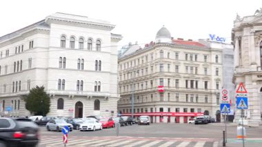 Burgtheater ve şehir trafiği ile Viyana Halkası 20 Ocak 2025