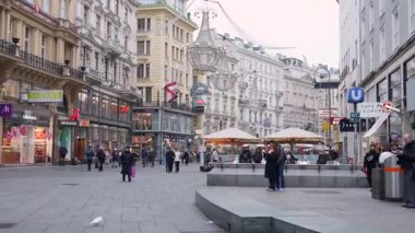 Dükkanları ve kafeleri olan Viyana yaya bölgesi 20 Ocak 2025