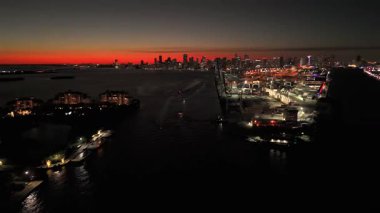 Alacakaranlıkta Miami Limanı ve şehir merkezinin geniş drone görüntüsü