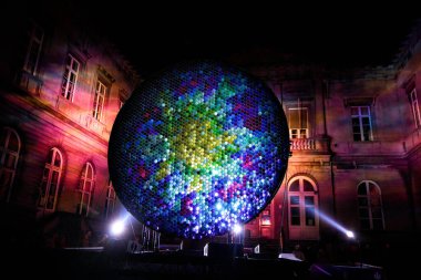 Mons Belçika 'da 7 Şubat 2025' te düzenlenen ışık festivali sırasında dijital sanat projeksiyonu