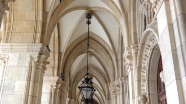 20 Ocak 2025 'te Viyana Belediye Binası' ndaki gotik kemerlerin iç görünümü