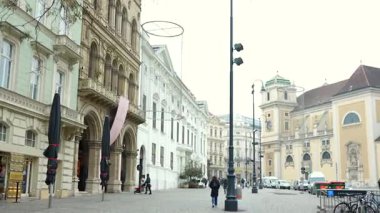 20 Ocak 2025 'te Viyana' nın eski kentinde klasik mimari ve yayalar