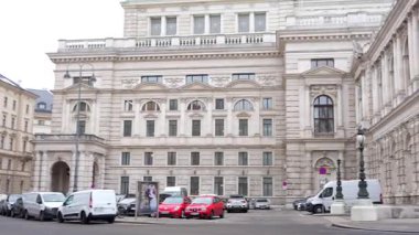 20 Ocak 2025 'te Avusturya' da taştan cephe ve park halindeki araçlar